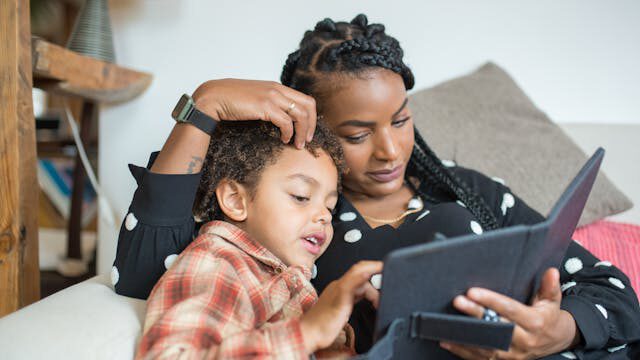 pexels-kampus-8036002 (1) Medienerziehung in der Familie - Kinder schauen mit Eltern auf Tablet